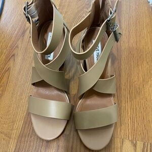 Steve Madden strappy block heel beige tan sandal heels size 8.5